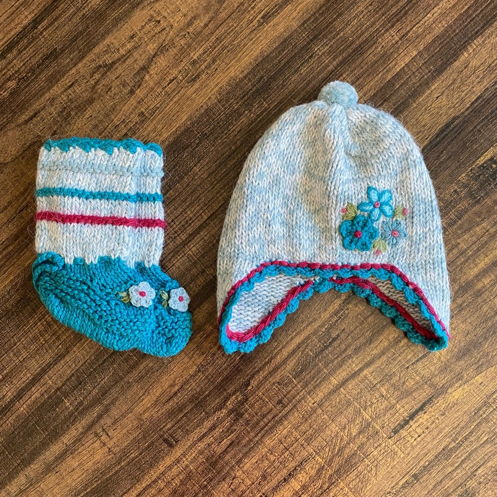 Girls infant Matching knitted hat and booties. Size 3 Months